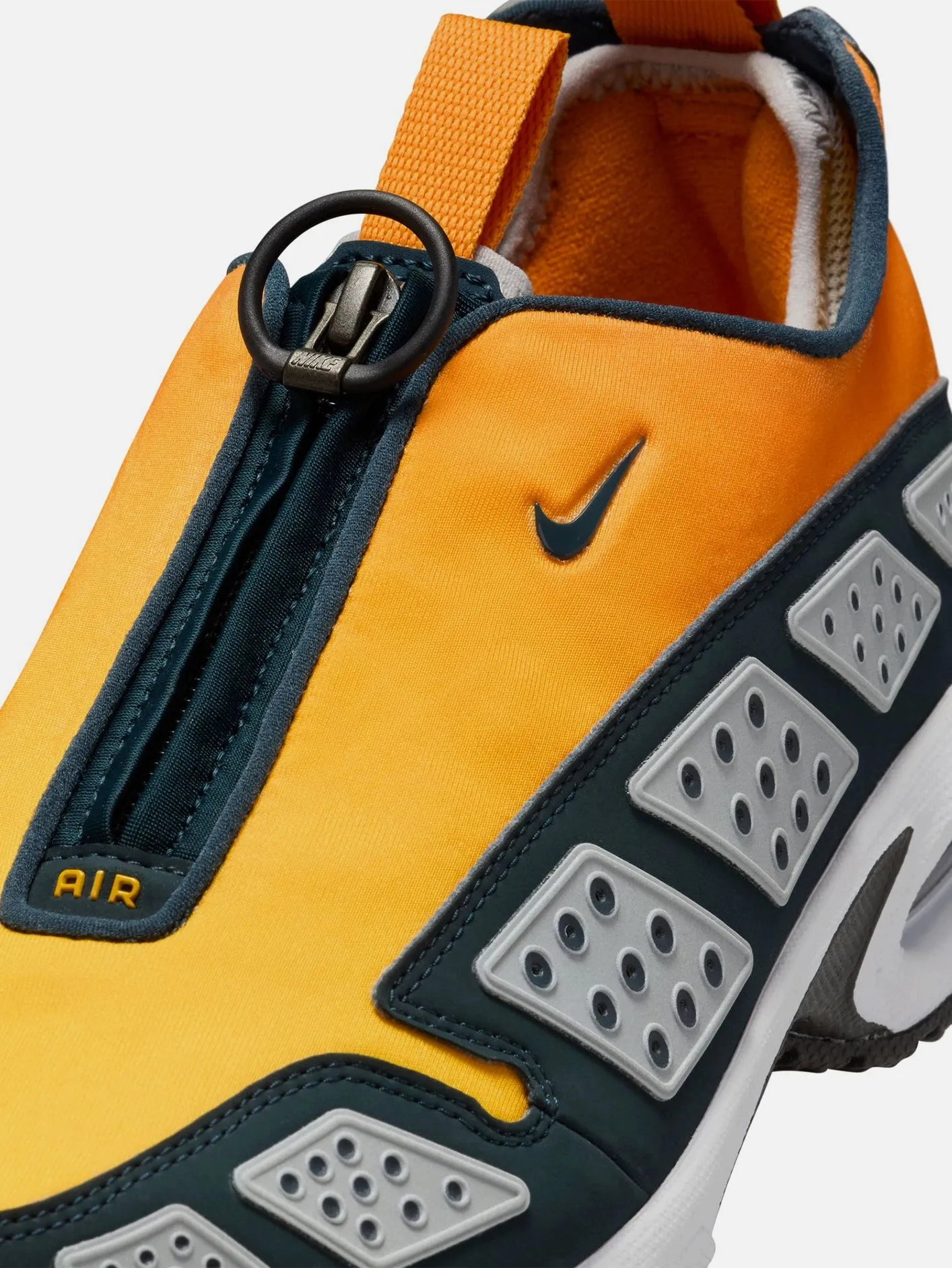 Air Max SNDR "Canyon Gold"