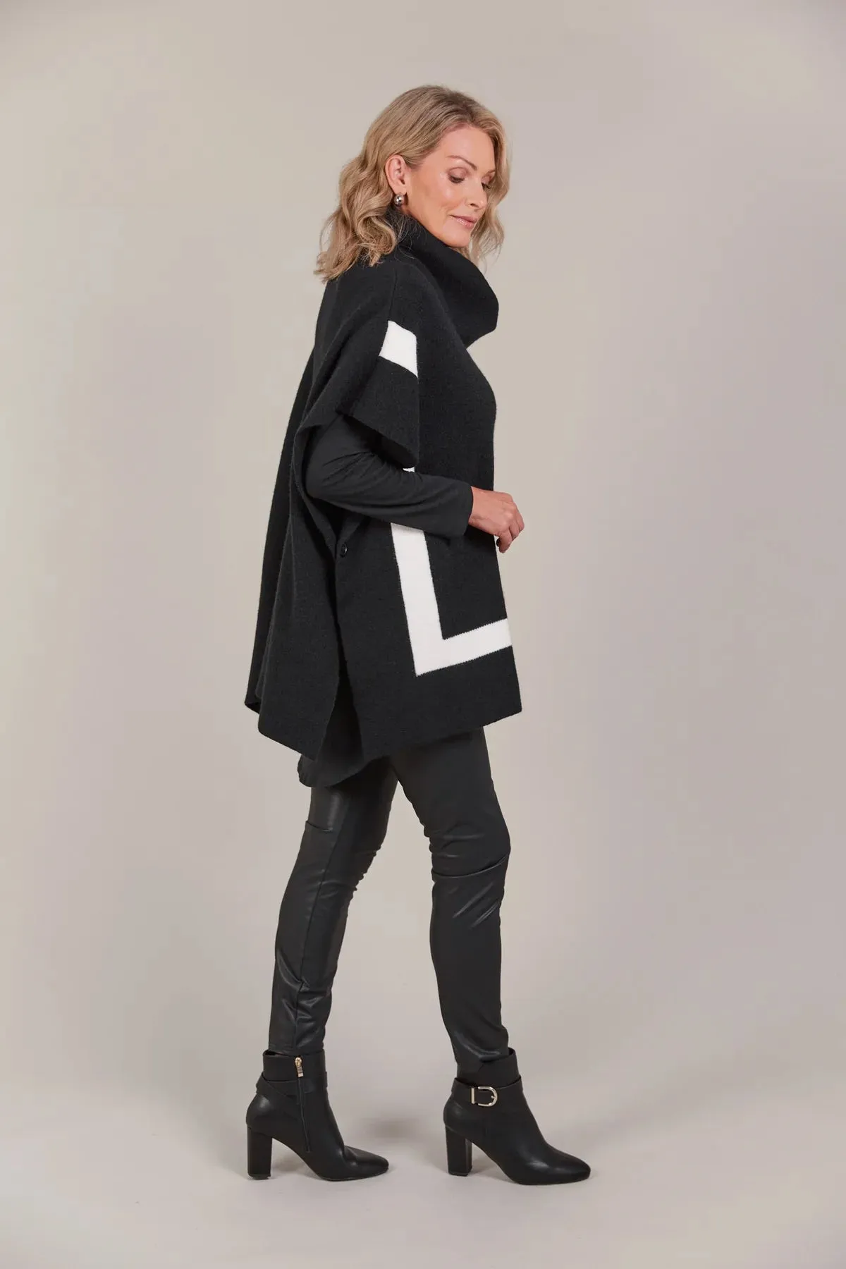 Avino Poncho  - Black