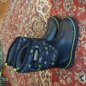 BOGS Unisex-Child Classic High Waterproof Insulated Rubber Neoprene Rain Boot