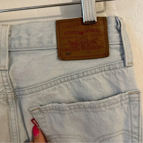 Levi's 501 Original Cropped Jeans in Light Indigo Worn In Size 25