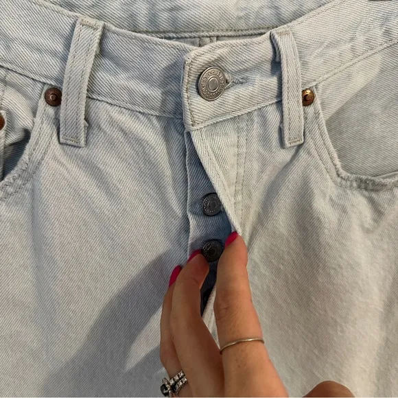 Levi's 501 Original Cropped Jeans in Light Indigo Worn In Size 25