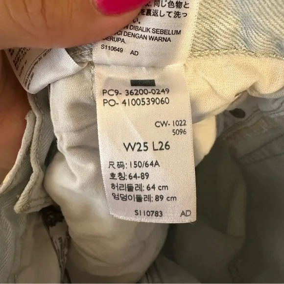 Levi's 501 Original Cropped Jeans in Light Indigo Worn In Size 25