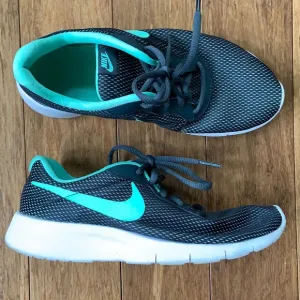 NIKE Flex Lite Weight Athletic Sneaker sz 6Y/7.5W