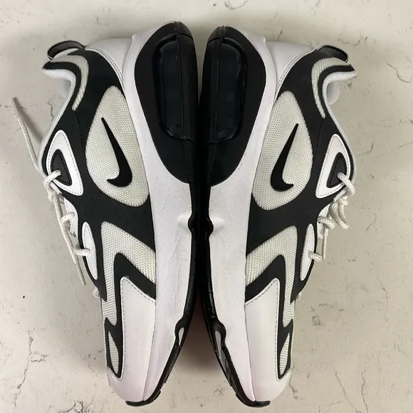 Nike Mens Air Max 200 AQ2568-104 Black White  Sneakers Size 9 Worn 2-3 Times