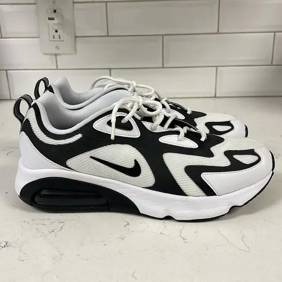 Nike Mens Air Max 200 AQ2568-104 Black White  Sneakers Size 9 Worn 2-3 Times