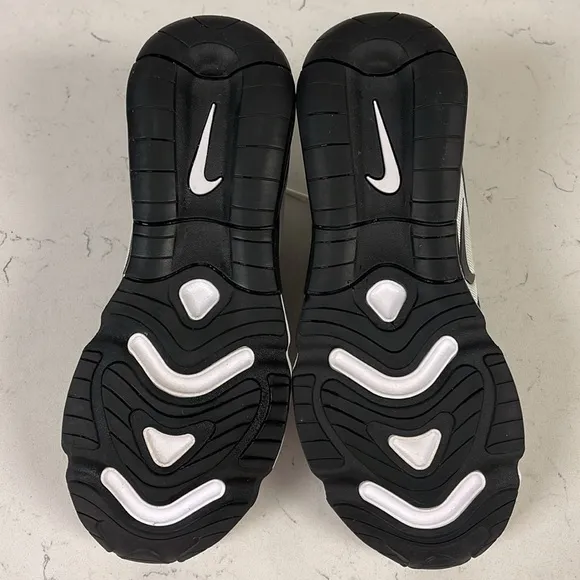 Nike Mens Air Max 200 AQ2568-104 Black White  Sneakers Size 9 Worn 2-3 Times