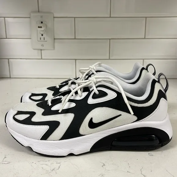 Nike Mens Air Max 200 AQ2568-104 Black White  Sneakers Size 9 Worn 2-3 Times