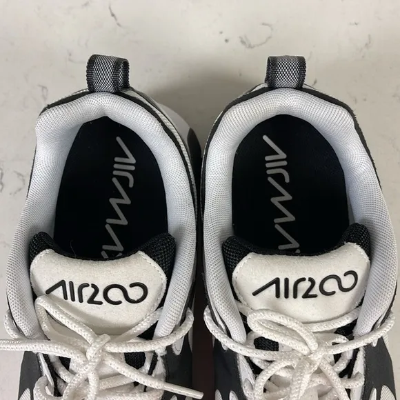 Nike Mens Air Max 200 AQ2568-104 Black White  Sneakers Size 9 Worn 2-3 Times