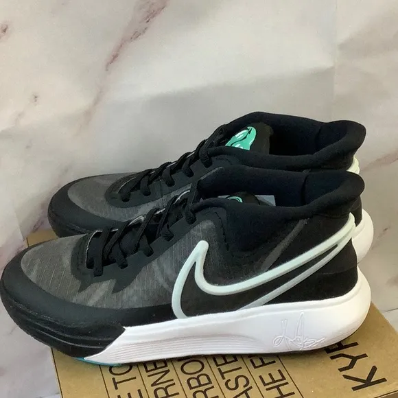 NWT Nike - Move to Zero Kyrie 8 Sneaker Black/Black White-Light Girls Size 2