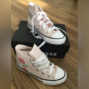 Rare! NWT Little girls converse sneaker 12 embroidered mushrooms pink