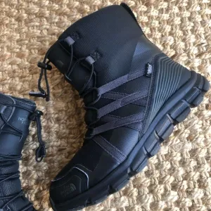 The North Face Junior Winter Sneaker. Hydroseal. Waterproof. Size 5