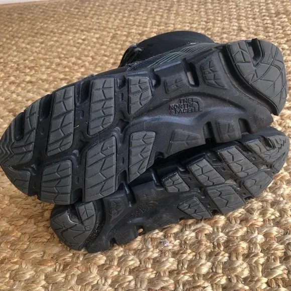 The North Face Junior Winter Sneaker. Hydroseal. Waterproof. Size 5