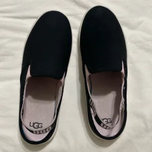 UGG Big Kids Aivey Sneaker Suede Sandal Black, White, and Pink Size 5