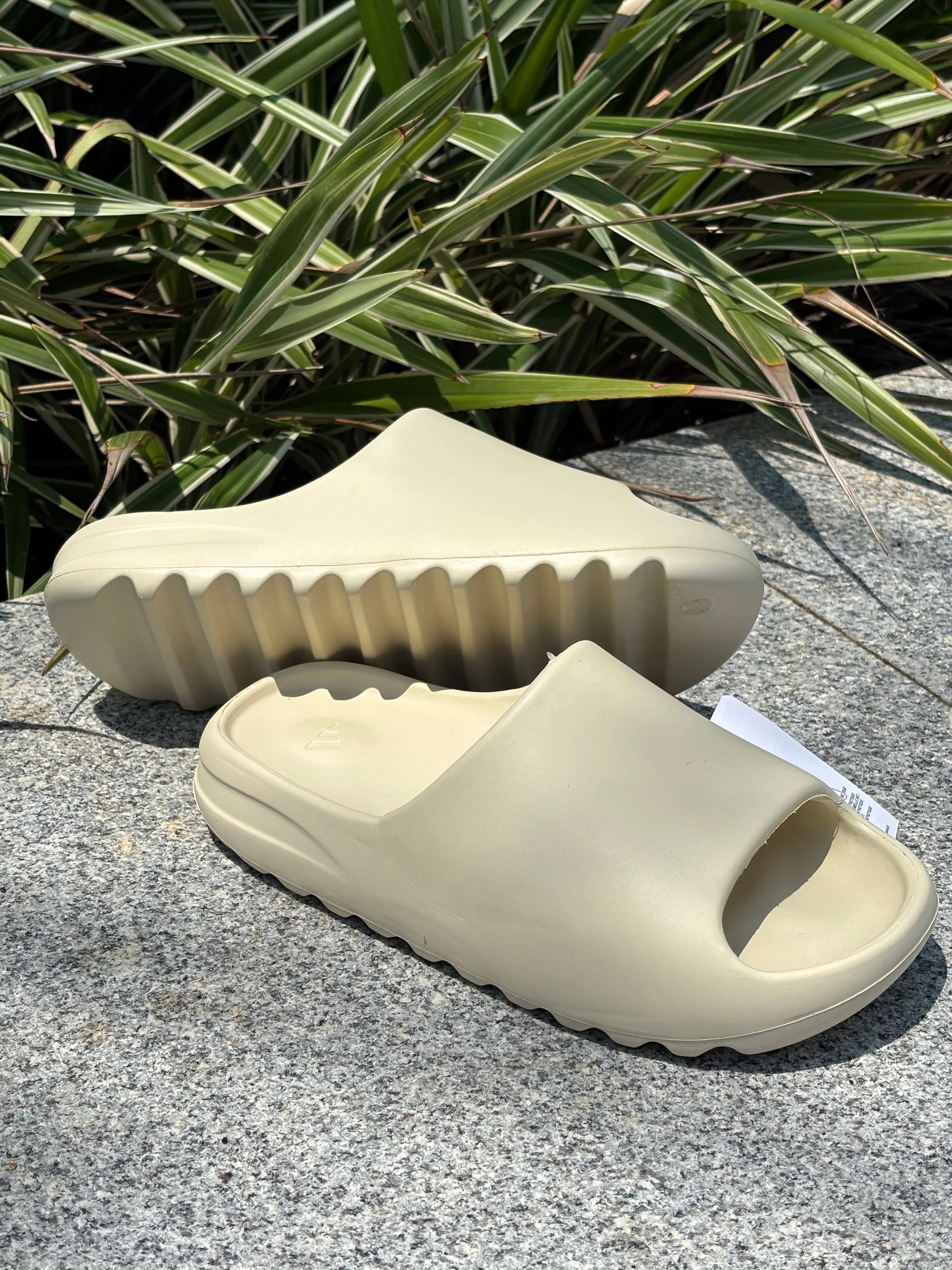 YEEZY SLIDES